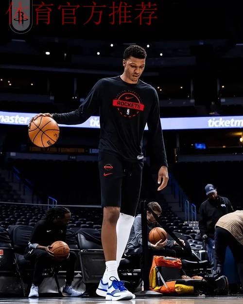 全神贯注！火箭官媒晒众球员赛前训练照：是时候动真格了